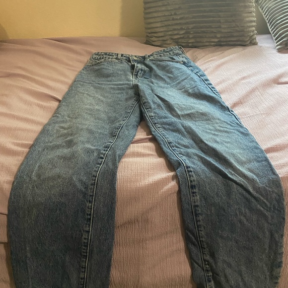 Straight leg, high wasted Zara jeans - Picture 2 of 2